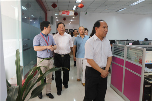 歡迎新鄉(xiāng)市政協(xié)副主席楊書廷、開發(fā)區(qū)黨委書記劉慶貴蒞臨青峰網(wǎng)絡(luò)科技有限公司參觀指導(dǎo)